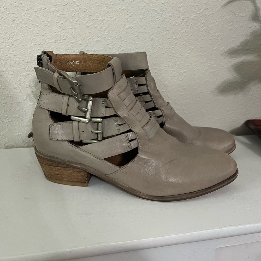 Steve Madden Tan Leather Strappy Zip Up Ankle Booties